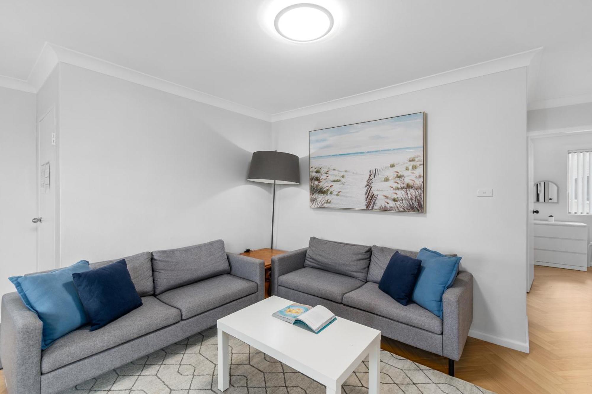 Apartment Esplanade Escape - Beachfront Family Bliss *
