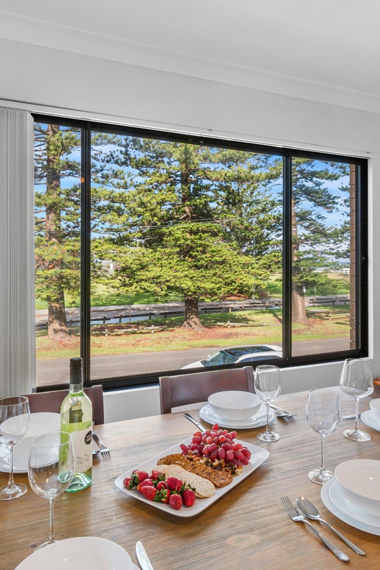 Esplanade Escape - Beachfront Family Bliss Apartment